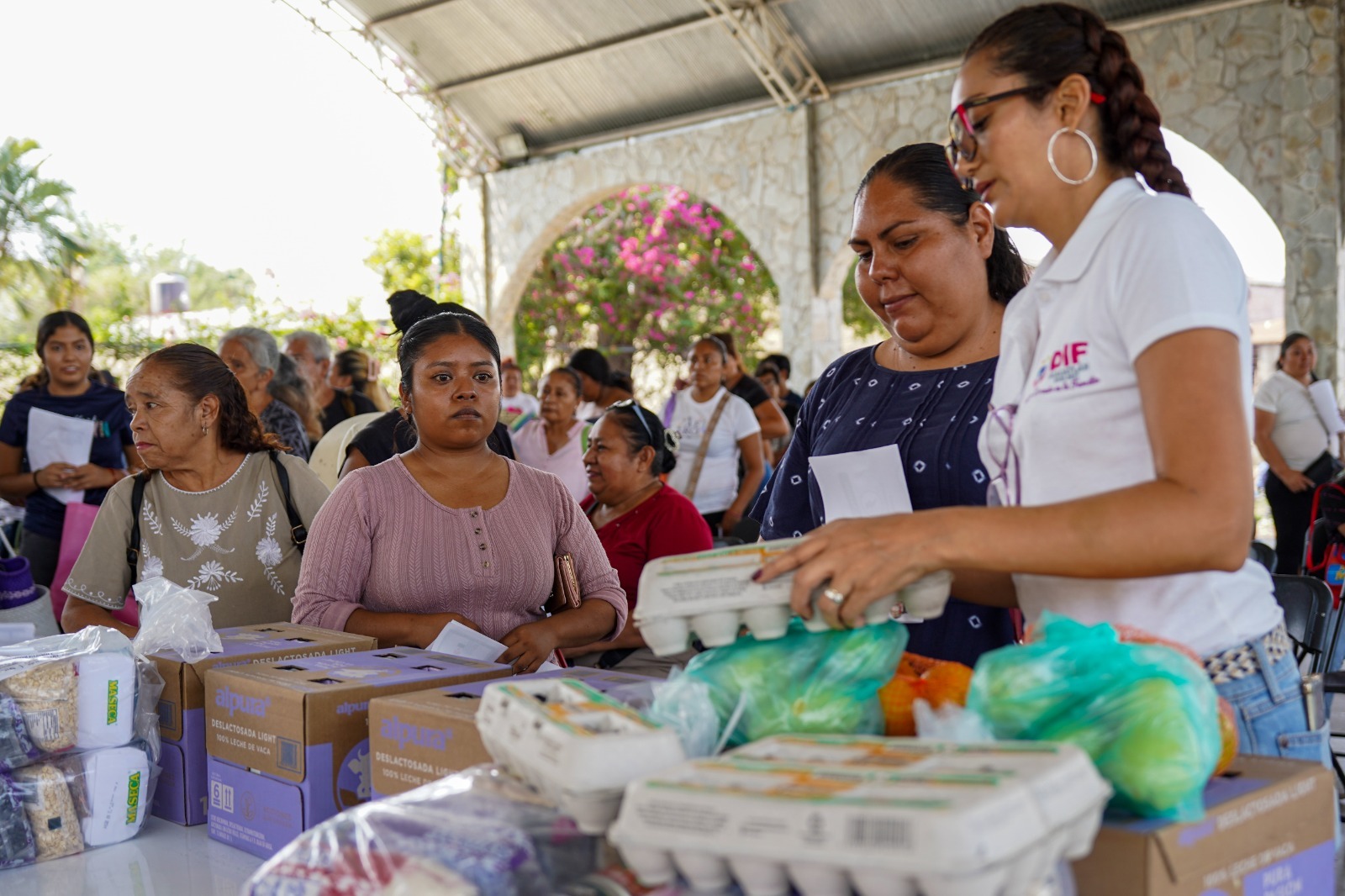 Familias recibiendo orientación alimentaria en Morelos